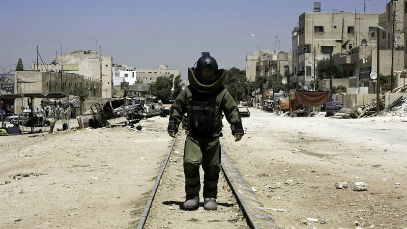 Sergeant Matt Thompson (Guy Pearce) im Bomben-Schutzanzug und auf dem Weg zur BombeSergeant Matt Thompson (Guy Pearce) im Bomben-Schutzanzug und auf dem Weg zur Bombe – Bild: RTL Zwei Sergeant Matt Thompson (Guy Pearce) im Bomben-Schutzanzug und auf dem Weg zur BombeSergeant Matt Thompson (Guy Pearce) im Bomben-Schutzanzug und auf dem Weg zur Bombe – Bild: RTL Zwei