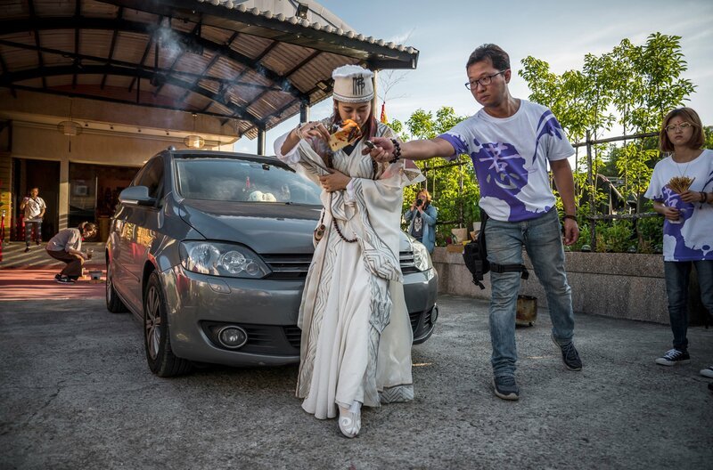 Das Geistermedium Nana Chen segnet ein Auto. – Bild: ZDF /​ © Medea Film/​Sieber