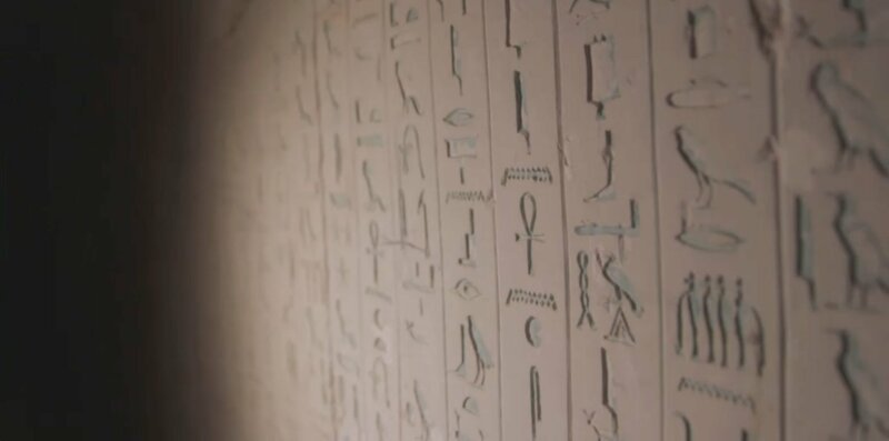 Magische Texte an den Wänden der Königsgräber, sollten den männlichen Herrschern zur Unsterblichkeit verhelfen. Spektakuläre Funde aus Sakkara zeigen, dass sich auch Königinnen das Recht auf ein Leben im Jenseits herausnahmen. – Bild: ZDF und Kevin Vincent.