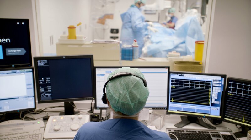 Spitzenmedizin im Krupp Krankenhaus auch im Herzkatheter Labor. – Bild: WDR/​Marius Möller