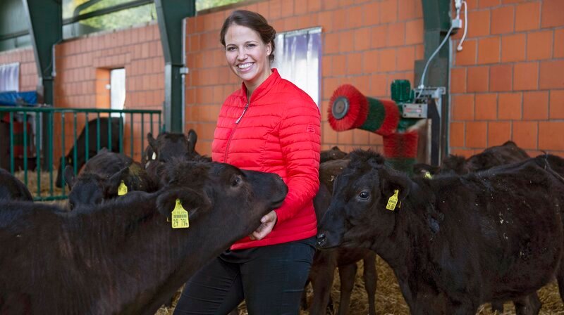 Gastgeberin Marisa Marquardt mit den Wagyu-Rindern. – Bild: WDR/​Melanie Grande