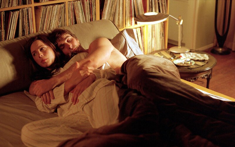 Alex (Kate Beckinsale, l.) fühlt, dass sie sich zunehmend von ihrem Verlobten Sam (Christian Bale, r.) entfremdet … – Bild: Puls 8