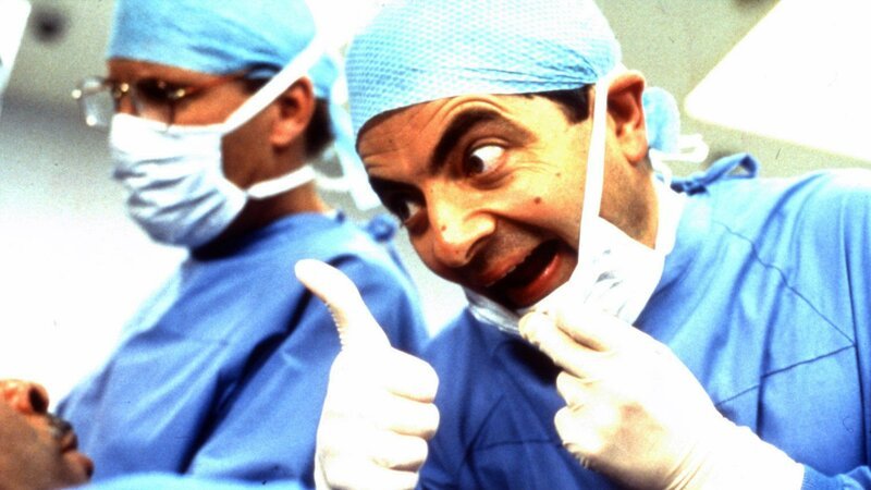 Sogar als Chirurg sorgt Mr. Bean (Rowan Atkinson) für Unruhe..Sogar als Chirurg sorgt Mr. Bean (Rowan Atkinson) fĂĽr Unruhe.. – Bild: RTL Zwei