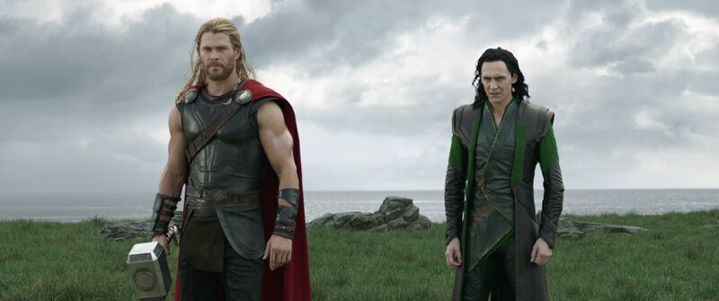 Thor (Chris Hemsworth, l.); Loki (Tom Hiddleston, r.) – Bild: Puls 4