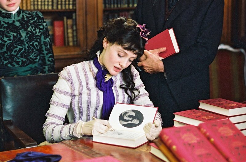 Angel Deverell (Romola Garai) signiert einen ihrer Romane. – Bild: Fidélité Productions /​ © FidĂ©litĂ© Productions