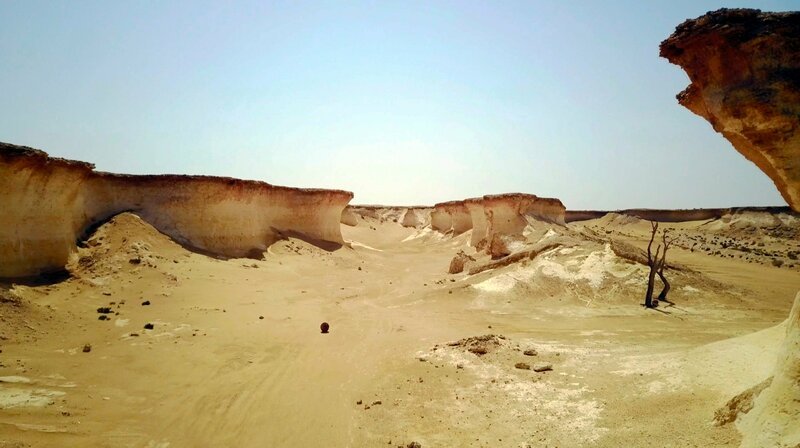 Die Wüstenlandschaft Zekreet in Katar dient oft als Kulisse für Science-Fiction-Filme. Sogar Mondfahrzeuge wurden hier schon getestet. – Bild: ZDF und NDR/​Vincent TV/​Stefan Paul.