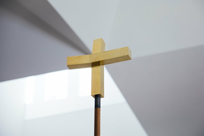 Goldenes Kreuz in der Kirche. – Bild: Julia Müller / BR / BR / Julia Müller