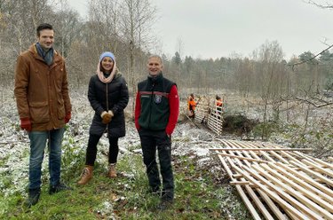 Die „Xenius”-Moderatoren Emilie Langlade (Mi.) und Adrian Pflug (li.) sind mit dem Revierförster vom Forstamt Wahlershausen, Arnd Kauffeld (re.), im Habichtswald: Dort sind rund 20 Prozent der Bäume erkrankt oder mussten bereits gefällt werden. – Bild: HR/Bilderfest / © HR/Bilderfest Die „Xenius”-Moderatoren Emilie Langlade (Mi.) und Adrian Pflug (li.) sind mit dem Revierförster vom Forstamt Wahlershausen, Arnd Kauffeld (re.), im Habichtswald: Dort sind rund 20 Prozent der Bäume erkrankt oder mussten bereits gefällt werden. – Bild: HR/Bilderfest / © HR/Bilderfest