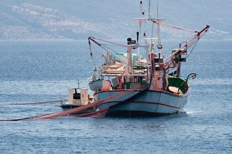 Fishing vessel with casted nets – Bild: Depositphotos / Microgen Fishing vessel with casted nets – Bild: Depositphotos / Microgen
