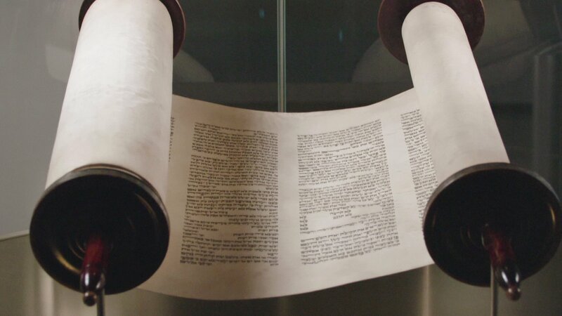 Torarolle im Jüdischen Museum Berlin. – Bild: BR /​ BR