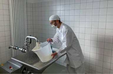 Anderson Santos Silva ist veganer Käseproduzent in Berlin und arbeitet eng mit Jan Bredack zusammen. Die Käsealternative „Cashewbert" ist seine eigene Kreation. – Bild: arte Anderson Santos Silva ist veganer Käseproduzent in Berlin und arbeitet eng mit Jan Bredack zusammen. Die Käsealternative „Cashewbert" ist seine eigene Kreation. – Bild: arte