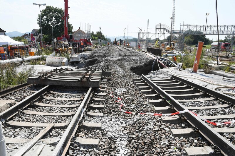 Folgenschwere Havarie in Rastatt: 2017 sacken bei Bauarbeiten an der Rheintalbahn die Gleise ab. Der Ausbau der Strecke zwischen Karlsruhe und Basel verzögert sich um mehrere Jahre. Europäische Nachbarländer warten auf den deutschen Anschluss. – Bild: ZDF und Uli Deck. Folgenschwere Havarie in Rastatt: 2017 sacken bei Bauarbeiten an der Rheintalbahn die Gleise ab. Der Ausbau der Strecke zwischen Karlsruhe und Basel verzögert sich um mehrere Jahre. Europäische Nachbarländer warten auf den deutschen Anschluss. – Bild: ZDF und Uli Deck.