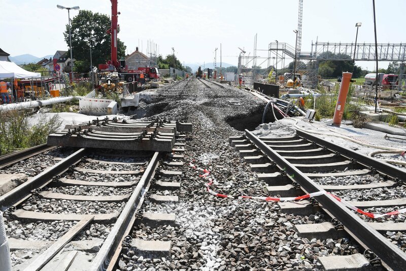 Folgenschwere Havarie in Rastatt: 2017 sacken bei Bauarbeiten an der Rheintalbahn die Gleise ab. Der Ausbau der Strecke zwischen Karlsruhe und Basel verzögert sich um mehrere Jahre. Europäische Nachbarländer warten auf den deutschen Anschluss. – Bild: ZDF und Uli Deck.