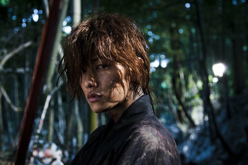 Japan hat sich dem Westen angepasst und beendet die Isolation, sodass der Samurai Kenshin (Takeru Sato) ins Land zieht, um seiner dunklen Vergangenheit zu entkommen. Mit seiner Schwertkunst möchte er nicht mehr morden, sondern Unschuldige beschützen. Doch dabei gerät er ins Visier eines Killers … – Bild: NOBUHIRO WATSUKI/​SHUEISHA © 2012“RUROUNI KENSHIN KYOTO INFERNO“ FILM PARTNERS Lizenzbild frei