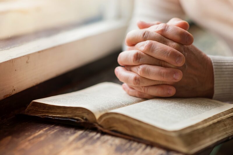 Woman praying – Bild: Depositphotos / halfpoint