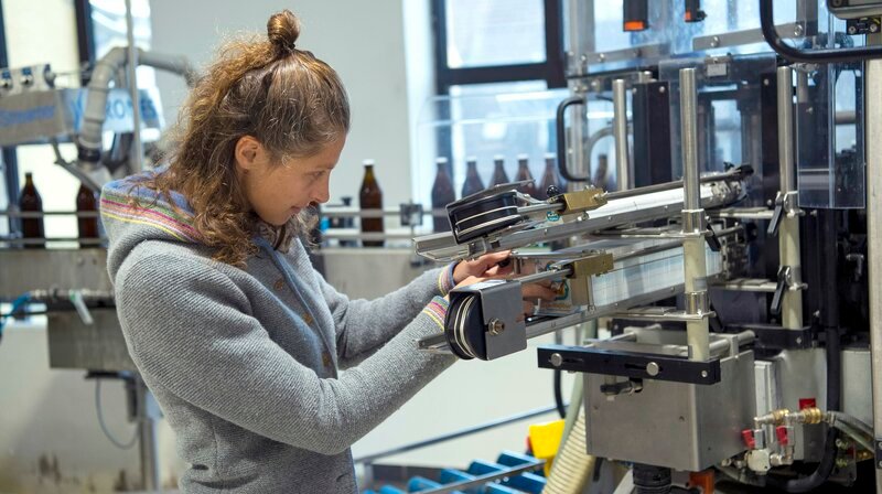 Zum Finale besuchen die Landfrauen den Süden Deutschlands. Heutige Gastgeberin ist Victoria Schubert-Rapp von der Brauerei Karg in Murnau am Staffelsee in Bayern. – Bild: WDR/​Melanie Grande