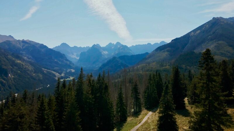 Die Berge der Hohen Tatra sind bis zu 2500 Meter hoch. – Bild: NDR/​HTTV/​Michael Höft /​ NDR Presse und Information