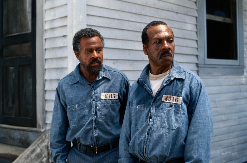 Claude (Martin Lawrence, l.) und Ray (Eddie Murphy, r.) werden wegen Mordes verhaftet, der ihnen vom örtlichen Sheriff angehängt wurde – und zu lebenslänglich verurteilt … – Bild: 1999 Universal Studios. All rights reserved Lizenzbild frei