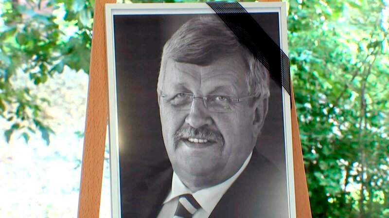 Gedenkfoto des erschossenen Kasseler Regierungspräsidenten Walter Lübcke. – Bild: HR Gedenkfoto des erschossenen Kasseler Regierungspräsidenten Walter Lübcke. – Bild: HR
