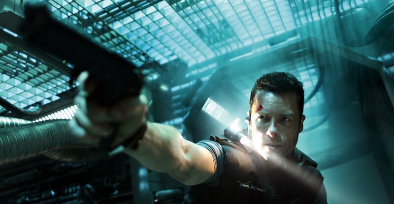 Um seine Chance auf eine Freilassung zu nutzen, muss der zu Unrecht verurteilte Undercover-Agent Snow (Guy Pearce) sich in einem Wettlauf gegen die Zeit den unberechenbaren Schwerverbrechern des Weltraum-Knastes „MS: One“ stellen … – Bild: TV24