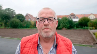 Der ehemalige Gärtner Ulrich Elixmann hat Parkinson. Er fragt sich, ob seine Erkrankung mit dem früheren Einsatz von Spritzmitteln zu tun hat. – Bild: WDR Der ehemalige Gärtner Ulrich Elixmann hat Parkinson. Er fragt sich, ob seine Erkrankung mit dem früheren Einsatz von Spritzmitteln zu tun hat. – Bild: WDR