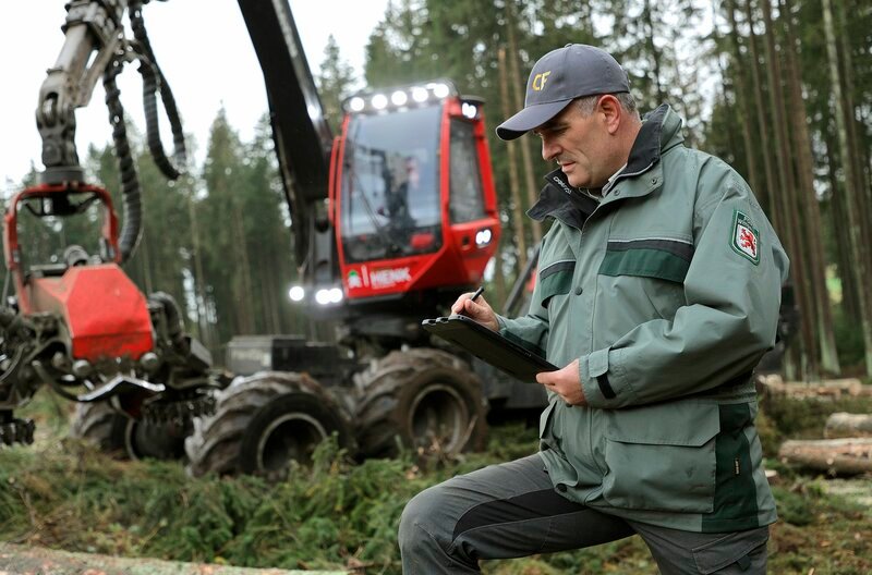 Mithilfe digitaler Technik übermittelt Forstingenieur Adrian Busch den Standort der zu fällenden Bäume exakt an den Harvester. – Bild: WDR/​Pharemedia UG/​Marc Francke