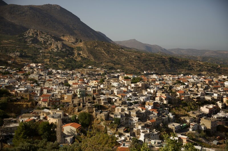 Das Dorf Krousonas liegt rund 40 Kilometer von Heraklion entfernt. Von hier stammt ein Teil von Eleannas Familie. Es ist ein typisches kretisches Dorf mit rund 2800 Einwohnern und wenig Tourismus. – Bild: ZDF und Michael Petsch.