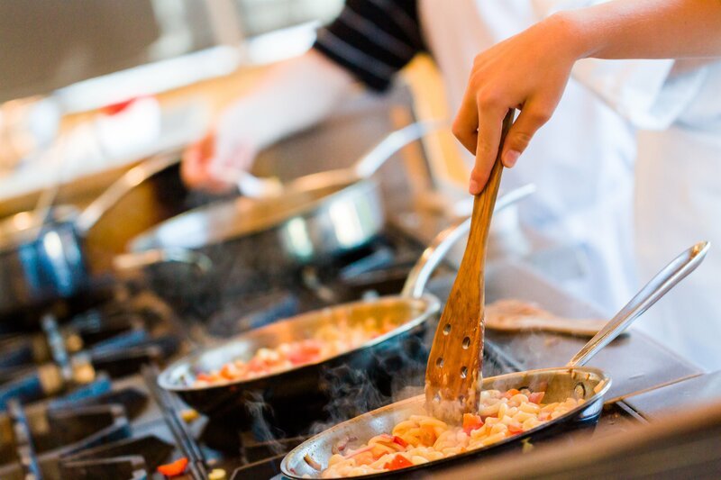 Kids learning how to cook in a cooking class. – Bild: shutterstock