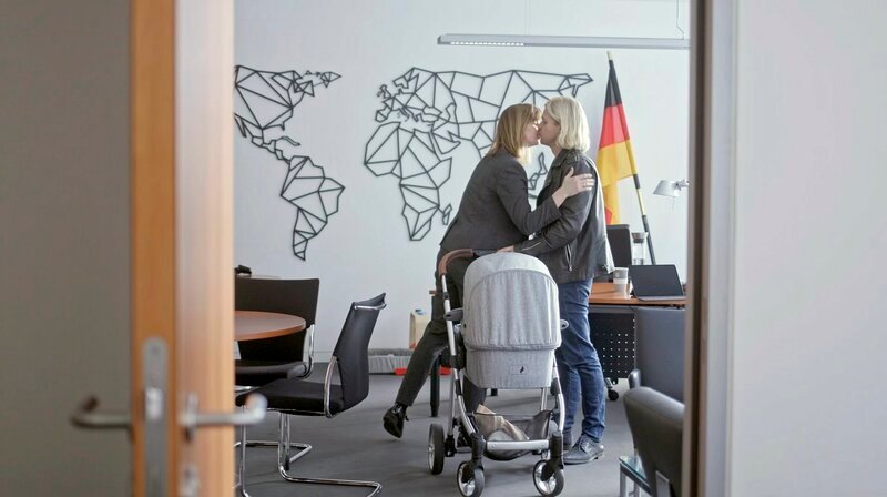 Gyde Jensen mit ihrer Familie im Bu?ro. – Bild: WDR/​Kimotion Pictures GmbH