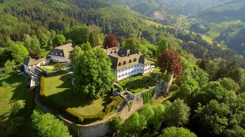 Ein Schmuckstück auch wegen des schönen Gartens – Schloss Bürgeln. – Bild: SWR