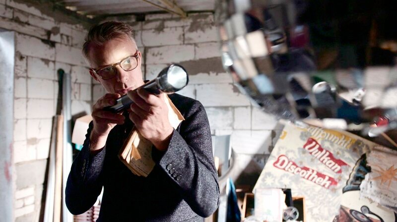 Alexander Kühne in der Garage mit seiner Diskokugel aus dem damaligen Jugendclub – Bild: MDR/Wilde.Stein Medienagentur Alexander Kühne in der Garage mit seiner Diskokugel aus dem damaligen Jugendclub – Bild: MDR/Wilde.Stein Medienagentur