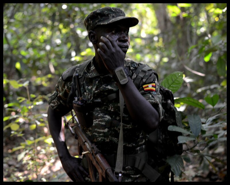 Eine Busch-Patrouille in der Zentralafrikanischen Republik – Bild: ZDF und BR/​Benedicte Kurzen.