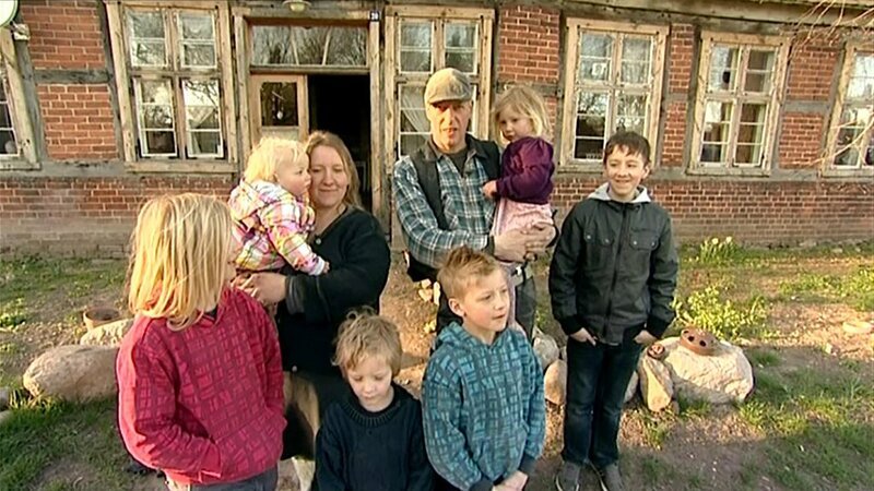 Eine Großfamilie benötigt jede Menge Platz zum Wohnen und Austoben. Aus diesem Grund entschieden sich Sven, Nanette und ihre sechs Kinder vor zwei Jahren für ein altes Pfarrhaus. Allerdings benötigt das Haus eine vollständige Sanierung. – Bild: RTL Zwei