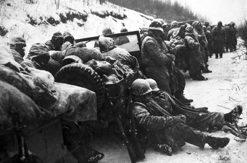 Der ewige Korea-Krieg – Bild: Zed/​Ark Media/​Weta /​ Die Soldaten warten auf den Angriff. Viele von ihnen sterben.