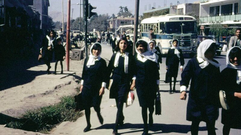 Afghanische Schulmädchen in Kabul auf dem Weg zur Schule, Afghanistan 1967/​68 – Bild: ZDF und NDR/​Dr