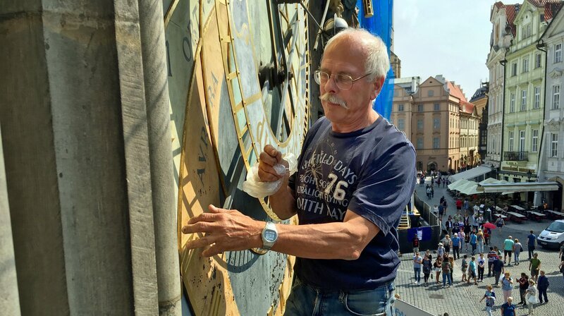 Petr Skala ist der Uhrmacher von Prag. Er ist verantwortlich für die berühmte astronomische Uhr des alten Rathauses. – Bild: BR/​MfG-Film/​NDR/​Till Lehmann