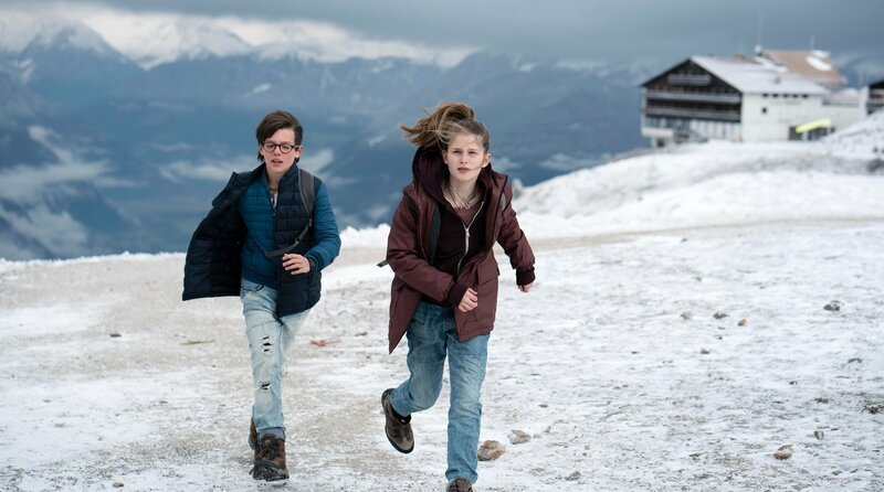 Benny und Mia fliehen vor Levartis’ Sicherheitsleuten. – Bild: NDR/​Martin Rattini