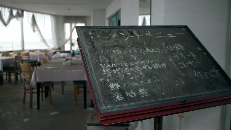 Ein Restaurant in einem Vergnügungscenter am Meer. Der Tsunami hat den zweiten Stock nicht erreicht. Doch dann kam die Strahlung. Die Speisekarte vom 11.März 2011 ist der letzte Eintrag. – Bild: ZDF und Sven Döffinger./​Sven Döffinger