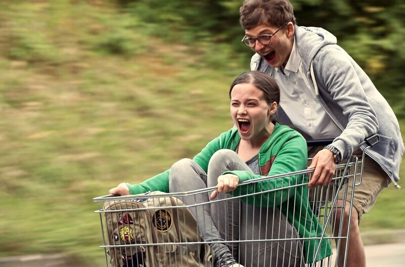 Von links: Charleen (Jasna Fritzi Bauer) und Linus (Sandro Lohmann) fordern das Schicksal heraus. – Bild: BR/Imbissfilm/Bastian Fischer Von links: Charleen (Jasna Fritzi Bauer) und Linus (Sandro Lohmann) fordern das Schicksal heraus. – Bild: BR/Imbissfilm/Bastian Fischer