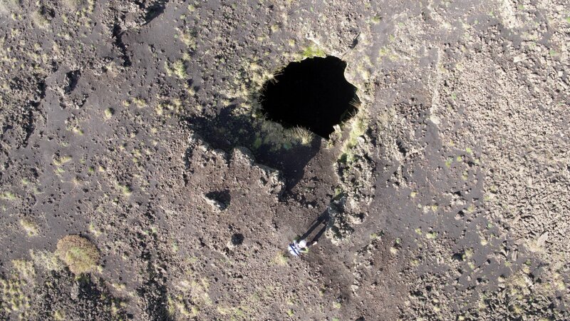 Aus der Vogelperspektive betrachtet weist die Oberfläche des Ätnas, des höchsten aktiven Vulkans in Europa, Ähnlichkeit mit der Mondoberfläche auf. – Bild: N24 Doku
