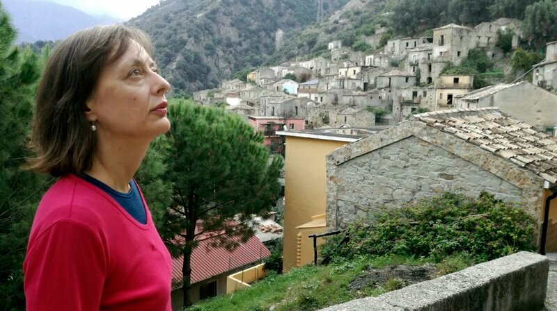 Die Filmautorin Antonella Berta in San Luca Aspromonte in Kalabrien. Die Entführungsindustrie war hier ein Hauptgeschäft der Ndrangheta. – Bild: HR