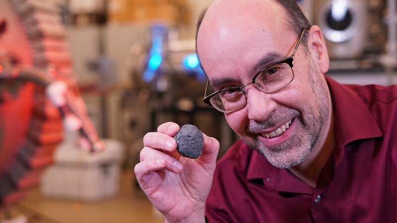 Angel Abbud-Madrid, Direktor des Center for Space Resources an der Colorado School of Mines, zeigt eine Asteroiden-Nachbildung. – Bild: N24 Doku Angel Abbud-Madrid, Direktor des Center for Space Resources an der Colorado School of Mines, zeigt eine Asteroiden-Nachbildung. – Bild: N24 Doku