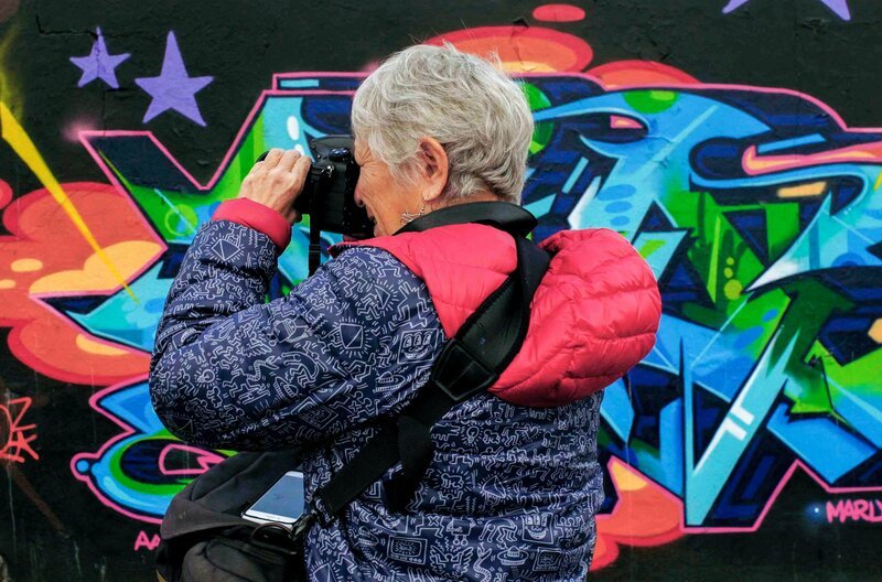 Martha Cooper wurde durch ihre Fotos von Graffiti zur Legende der Urban-Art-Bewegung. – Bild: Projector Films /​ © Projector Films