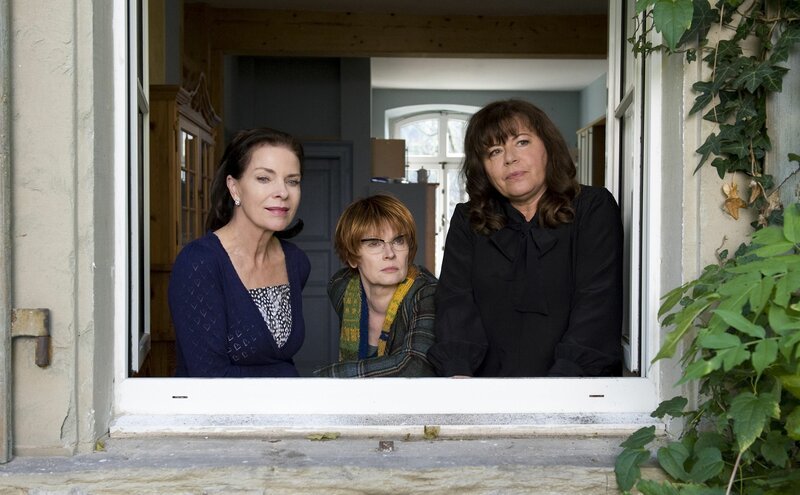 Helene (Gundi Ellert, rechts) ist seit der Schulzeit mit Rosina (Gudrun Landgrebe) und Luise (Barbara de Koy) befreundet. Jetzt sind alle drei in einer Umbruchsituation und beschließen, wenigstens vorübergehend zusammenzuziehen. – Bild: SWR/Maria Wiesler Helene (Gundi Ellert, rechts) ist seit der Schulzeit mit Rosina (Gudrun Landgrebe) und Luise (Barbara de Koy) befreundet. Jetzt sind alle drei in einer Umbruchsituation und beschließen, wenigstens vorübergehend zusammenzuziehen. – Bild: SWR/Maria Wiesler