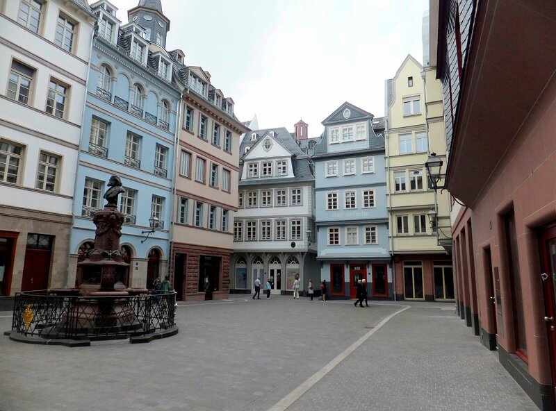In der neuen Frankfurter Altstadt: auf dem Hühnermarkt; links der Stoltze-Brunnen, ein Denkmal für den Frankfurter Dichter und Schriftsteller Friedrich Stoltze. – Bild: HR/​Bernd Häußler