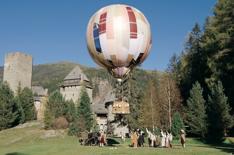 Mit einem selbst gebauten Fesselballon versuchen Prinz Frederik und der Professor die gefährlichen Dornenhecke, die das Schloss umgibt, zu überfliegen, um im Schlossgarten zu landen. – Bild: ZDF/Christian Schneider Mit einem selbst gebauten Fesselballon versuchen Prinz Frederik und der Professor die gefährlichen Dornenhecke, die das Schloss umgibt, zu überfliegen, um im Schlossgarten zu landen. – Bild: ZDF/Christian Schneider