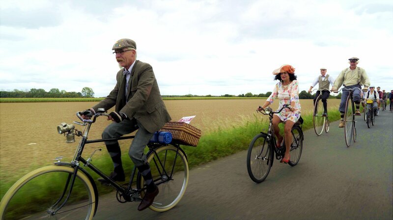 Die Freunde historischer Fahrräder sind auf ihren Ausfahrten stilecht unterwegs. – Bild: WDR/​lieblingscrew tv