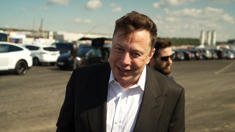 Elon Musk zu Besuch auf der Großbaustelle in Brandenburg, Grünheide, Ortsteil Freienbrink. Hier will der reichste Mann der Welt eine Tesla-Gigafactory bauen und das innerhalb eines Jahres. Schon ab Sommer 2021 sollen 500 000 Autos pro Jahr vom Band rollen und 12 000 Menschen arbeiten. Laut Musk soll es die umweltfreundlichste Fabrik der Welt werden. Doch viele machen sich Sorgen, dass der Autohersteller die Wasserreserven der Region aufbrauchen könnte. – Bild: ZDF und Frank Vieltorf.