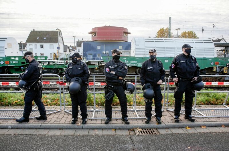 Ein Castor-Transport mit radioaktivem Abfall kommt am 4. November 2020 im stillgelegten AKW Biblis an. – Bild: WDR/imago images/Pacific Press Agency Ein Castor-Transport mit radioaktivem Abfall kommt am 4. November 2020 im stillgelegten AKW Biblis an. – Bild: WDR/imago images/Pacific Press Agency