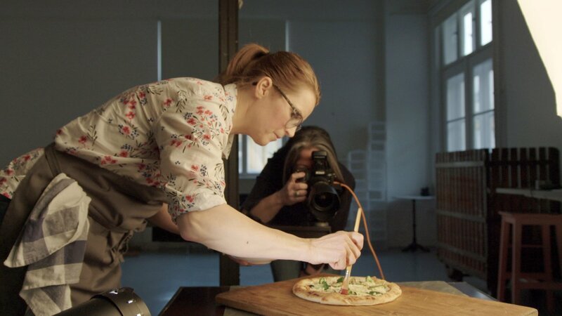 Foodstyling – Um den Konsumenten zu überzeugen etwas zu kaufen, wird alles getan. Dabei spielt die Verpackung eine große Rolle. – Bild: ORF /​ Langbein & Paul
